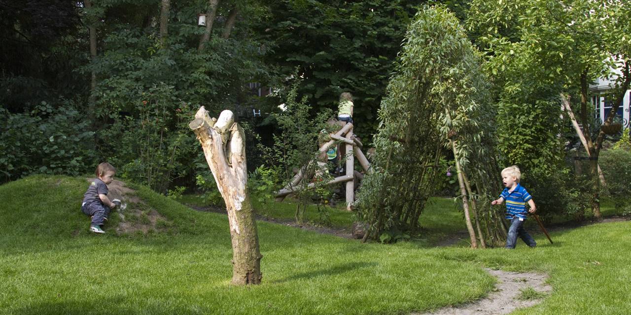 Kinderen spelen in de groene tuin