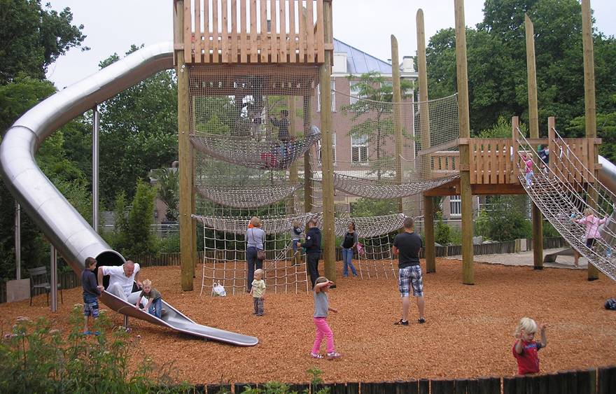 Grote speelplaats voor kinderen met natuurlijke valdemping