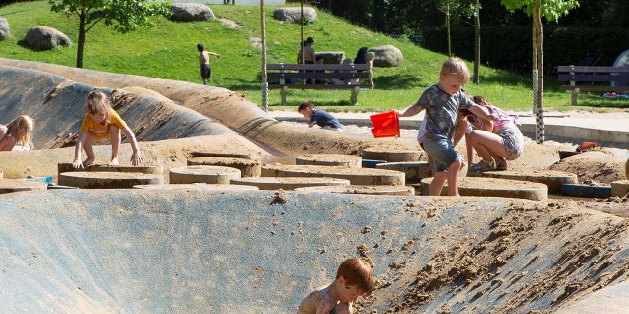 Puyenbroeck, Oost-Vlaanderen - Dit recreatiegebied verzocht ons deze aantrekkelijke waterspeelplaats voor kinderen te ontwerpen en aan te leggen.